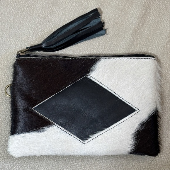 Aura and Handbags - Cowhide Leather Wristlet Clutch | Black & White | Tassel Zip